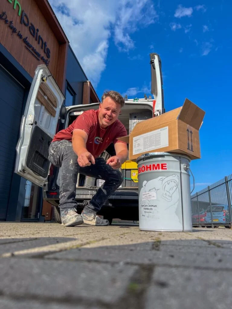 Frank Lenferink bij zijn bus met premium verfmaterialen van Böhme